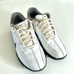 Pre-owned Nike , white , boys golf shoe , soft spikes, size 5